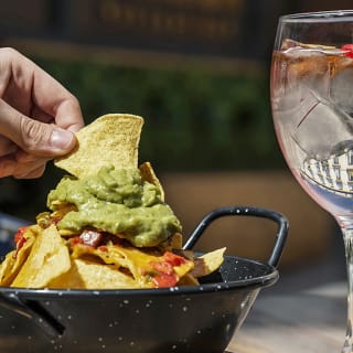 Terraceo en Chueca: picoteo con bebida en biergarden 1