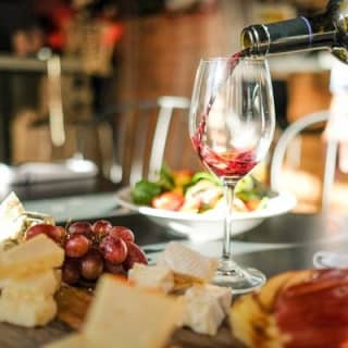 American wine and cheese tasting in French