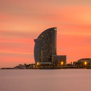 Paseo en velero: Barcelona al atardecer desde el mar