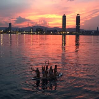 Barcelona: Maravíllate con el atardecer desde el mar con DJ en vivo y Copa de Bienvenida!