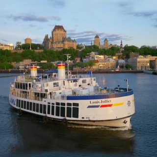 Croisière touristique guidée sur le fleuve Saint-Laurent