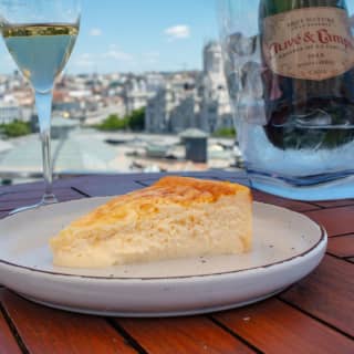 Menú con vistas y una botella de Juvé y Camps en Casa Suecia