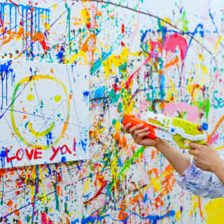 Paint rabbit: Enjoy Action Painting in a paint-covered studio