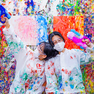 Paint rabbit: Enjoy Action Painting in a paint-covered studio