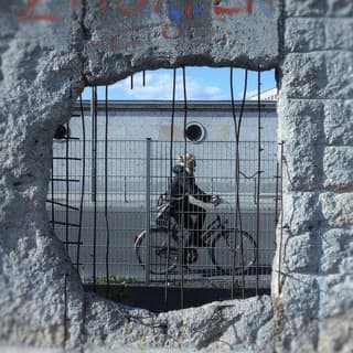 ﻿Guided tour along the Berlin Wall