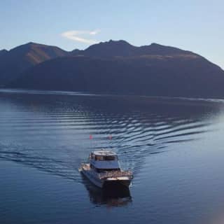 Lake Wanaka 1-Hour Cruise Including Wine and Cheese Board