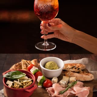 Aperitivo italiano con távola y bebidas en Pizzart