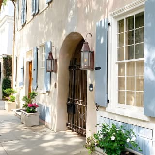 Hidden Alleyways and Historic Sites Small-Group Walking Tour