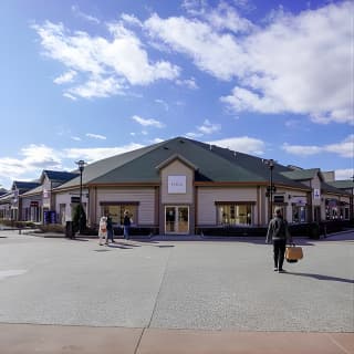 Woodbury Common Premium Outlets Shopping Tour from Midtown