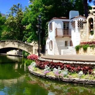 Walking Tour Along the San Antonio Riverwalk And Around Downtown