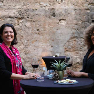 Tour del casco antiguo de Valencia con vino y tapas en un monumento del siglo XI