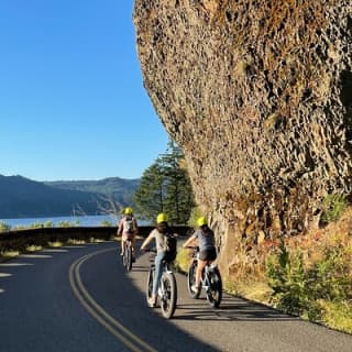 Ebike Tour to Multnomah Falls and 6 other falls on a scenic biway