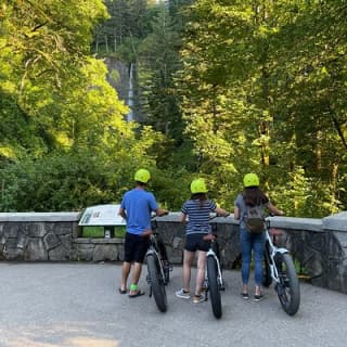 Ebike Tour to Multnomah Falls and 6 other falls on a scenic biway