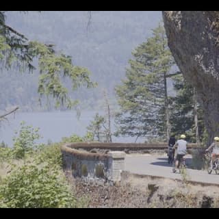 Ebike Tour to Multnomah Falls and 6 other falls on a scenic biway