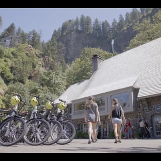 Ebike Tour to Multnomah Falls and 6 other falls on a scenic biway