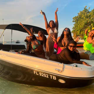 2-Hour Private Boat Rental in Miami Beach with Captain and Champagne