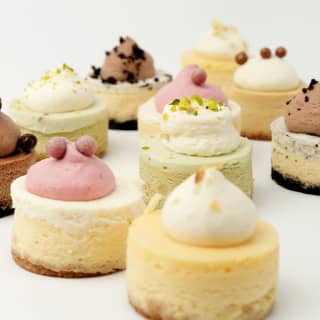 ﻿Pack of flavored mini cheesecakes in Cheesecake Avenue