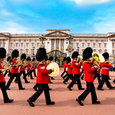 Buckingham Palace Entrance Ticket & Changing of the Guard Tour