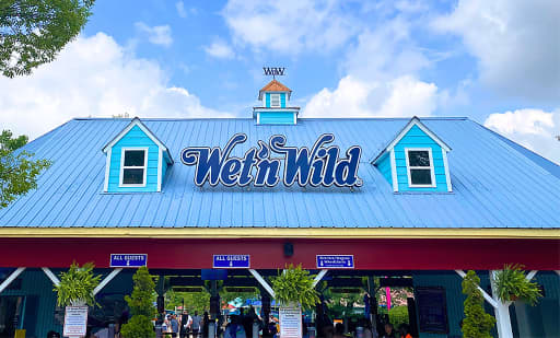Wet 'n Wild Emerald Pointe Water Park 1