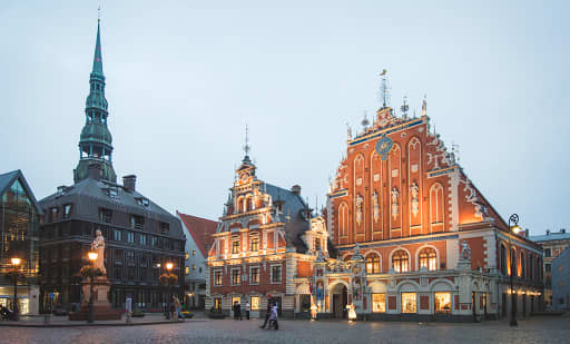 Melngalvju nams 3