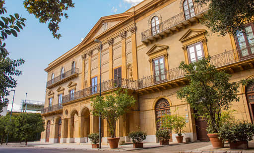 Palazzo De Gregorio - Cortile 1