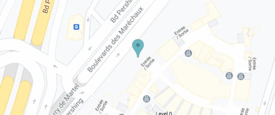 devant l'entrée principale du cinéma UGC Maillot (Boulevard Pershing), 75017
