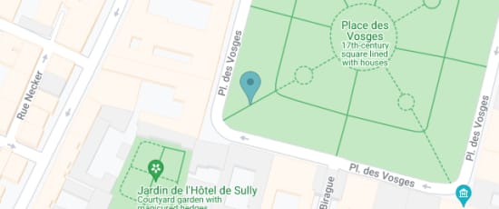 Place des Vosges (en face du numéro 9), 75004