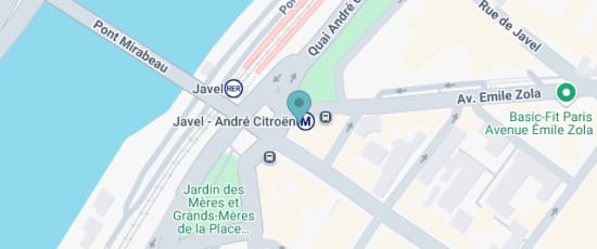 Petit parc/clairière sur l'avenue Emile Zola, en face d'un café nommé « Le Regalia », 75015