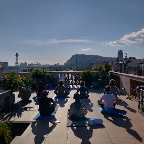 Hatha Yoga en un Rooftop con vistas de la ciudad