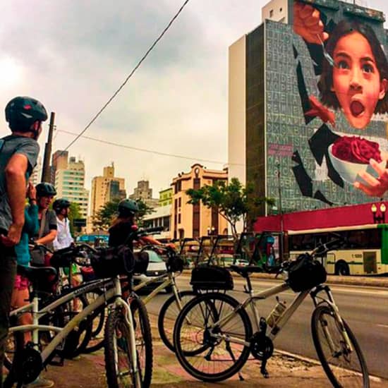 Excursão de bicicleta em grupo para apreciar a arte de rua