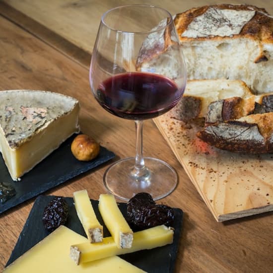 Participez à une dégustation (en français) de vins et fromages