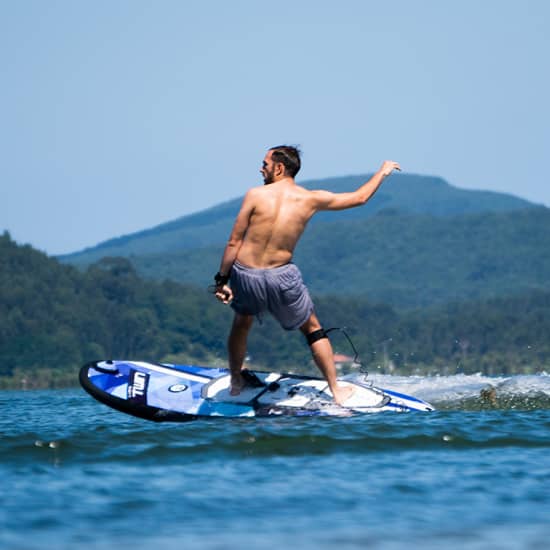 Surf por la Costa Brava con tablas eléctricas sin necesidad de olas