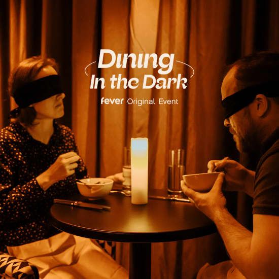 قائمة انتظار لتجربة تناول الطعام في الظلام