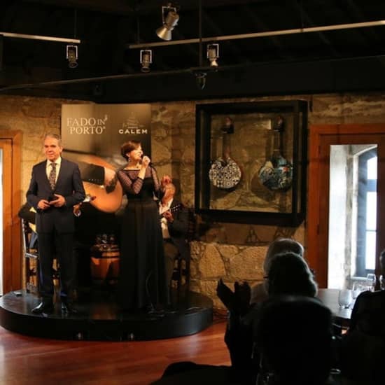 Caves Cálem: visita guiada com prova de vinhos e fado ao vivo
