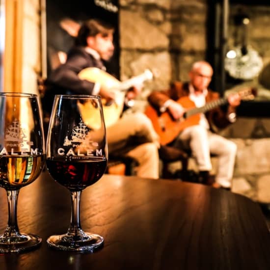 Caves Cálem: visita guiada com prova de vinhos e fado ao vivo