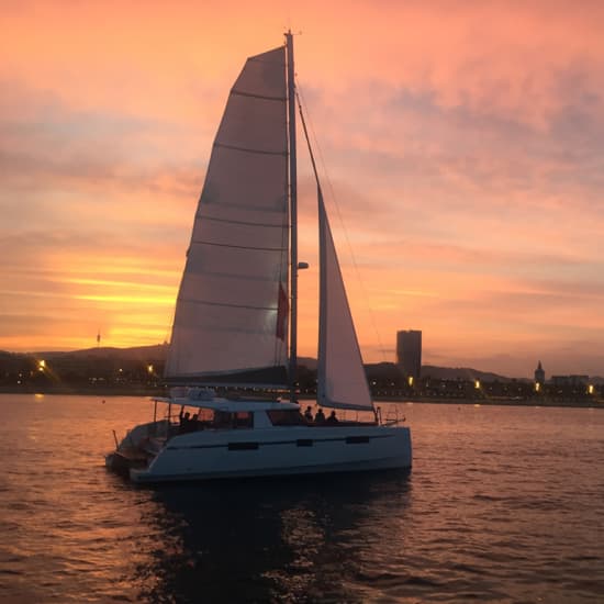 Crucero compartido en catamarán de lujo en Barcelona con cava, tapas y aperitivos.