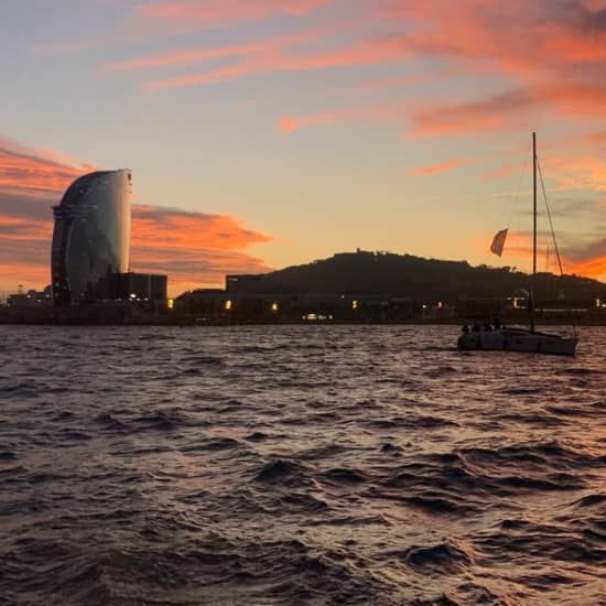 Crucero compartido en catamarán de lujo en Barcelona con cava, tapas y aperitivos.