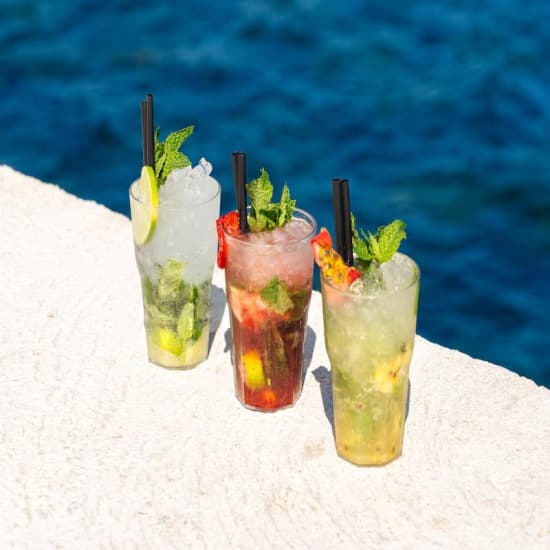 Caipiriña, bravas y vistas al mar