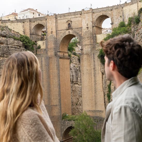 Desde Málaga: Tour por la ciudad de Ronda y experiencia en bodega con cata de vinos – Tour Premium en Grupo Pequeño