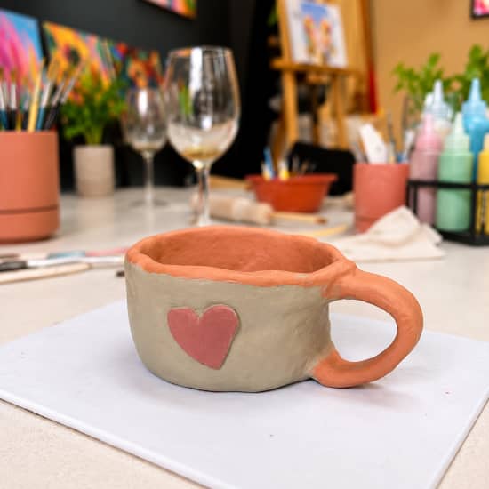 Crea tu propia pieza: experiencia de cerámica creativa con vino ilimitado de 2.5hrs - Málaga