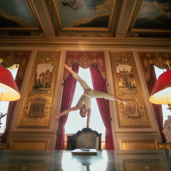 Affiche Visites Vivantes : l’Hôtel de ville de Bruxelles raconté par des acrobates