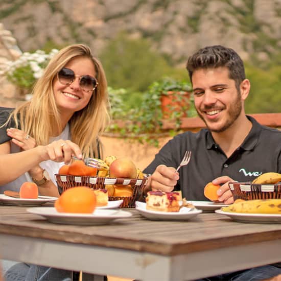 Visita a Montserrat y almuerzo en una masía desde Barcelona