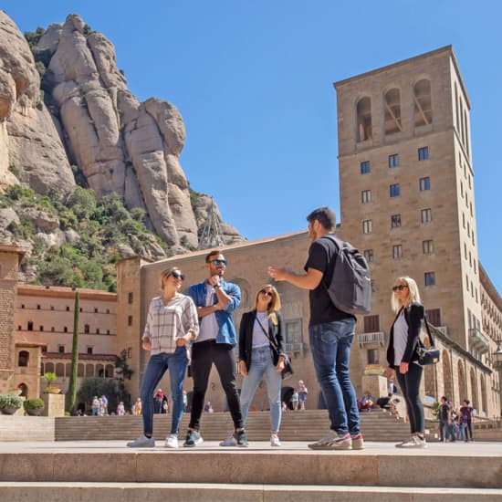 Visita a Montserrat y almuerzo en una masía desde Barcelona