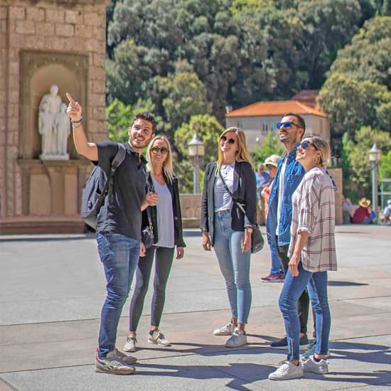 Visita a Montserrat y almuerzo en una masía desde Barcelona