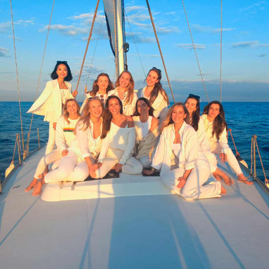 Barcelona Exclusivo: Grupo Privado en Velero de Lujo - 2 Horas Especiales al Atardecer