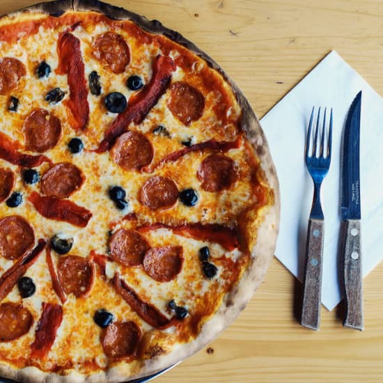 La Puttana: Pizzas deliciosas ao almoço e jantar!