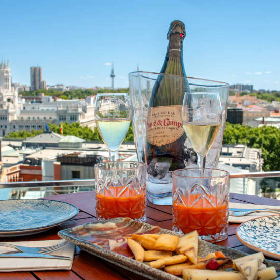 Menú con vistas y una botella de Juvé y Camps en Casa Suecia