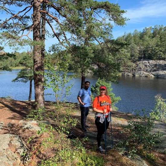 Vandringstur i naturreservat med lunch vid lägereld