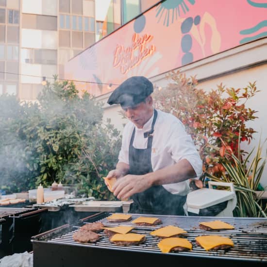 Brunch BBQ & Beer + Live Music en el rooftop del Hotel Generator