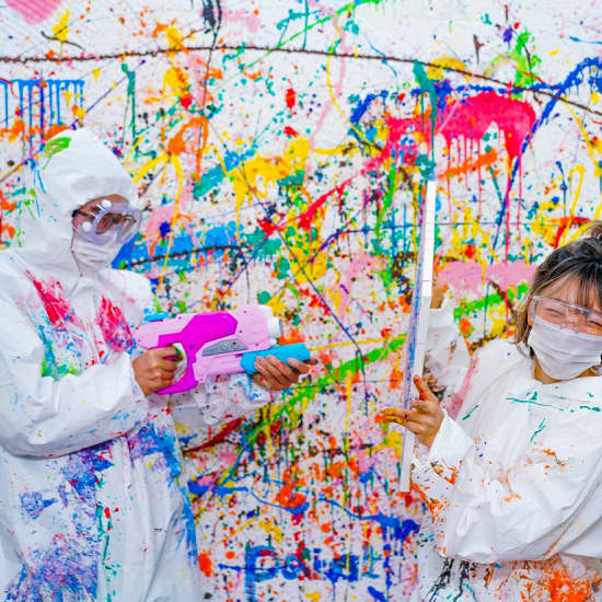 Paint rabbit: Enjoy Action Painting in a paint-covered studio